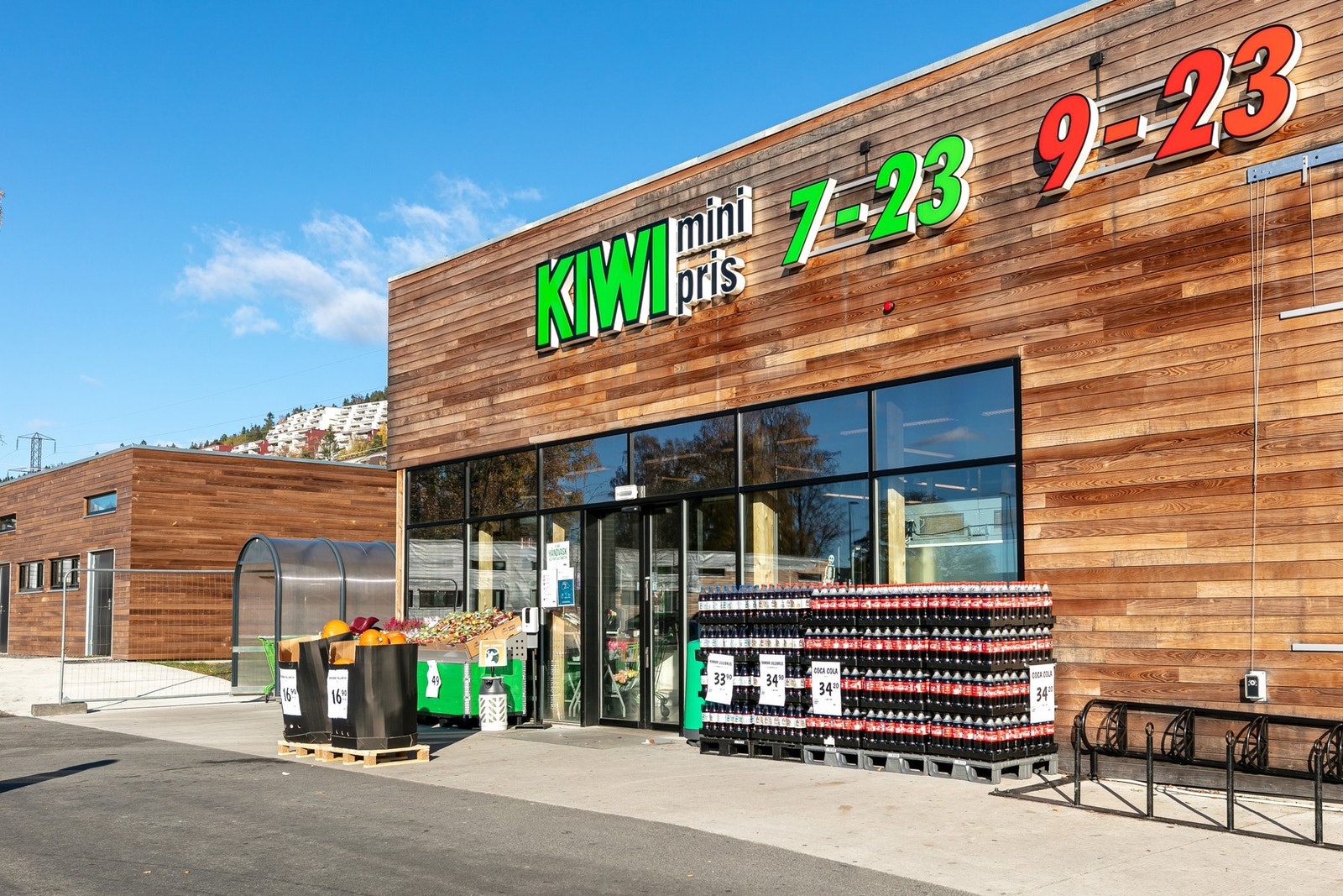 Det enkel tilgang til søndagsåpne Kiwi Bogstad og nærsentre på Røa, og kort vei til shopping på CC Vest Galleribilde