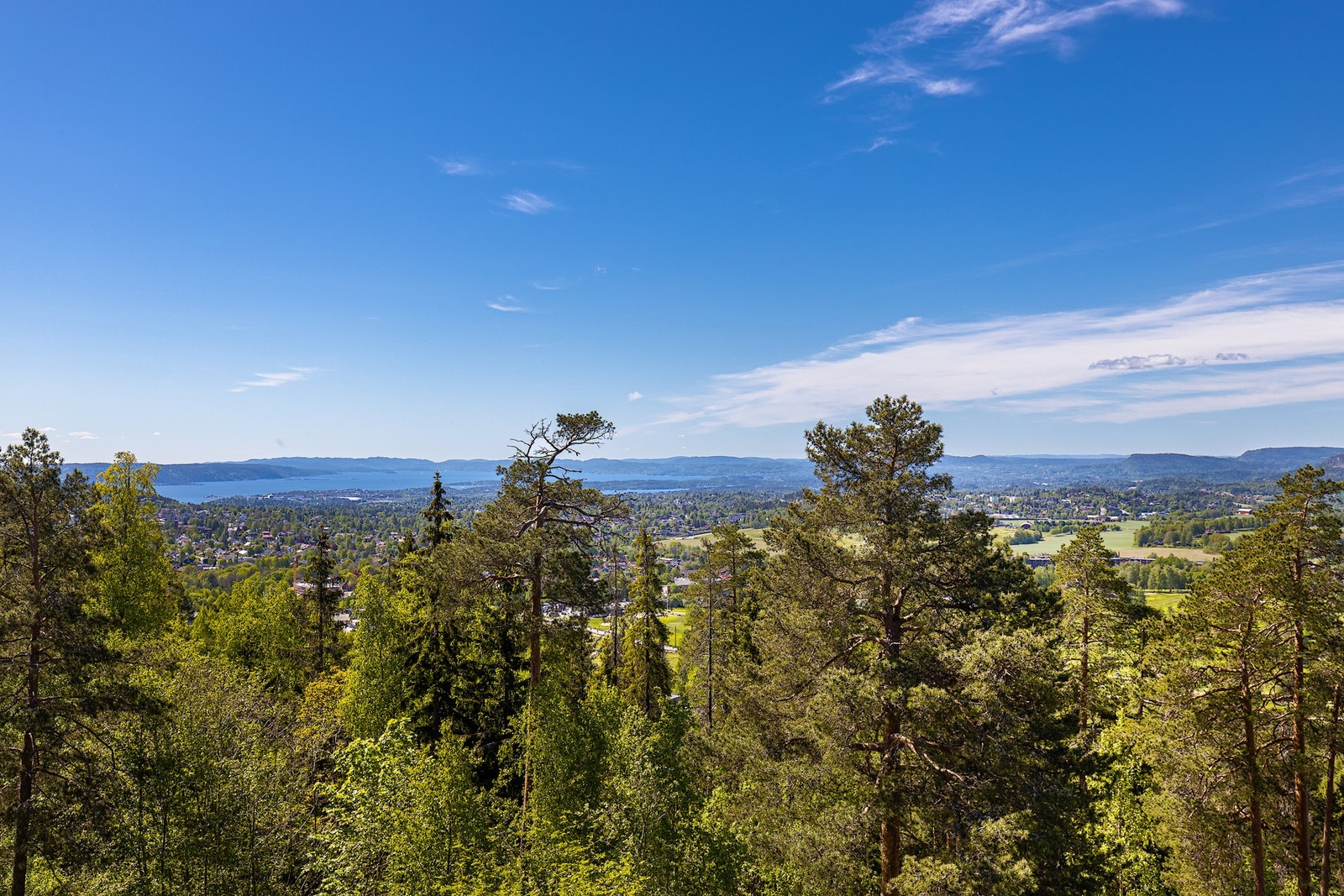 Den sørvestvendte balkongen har vakker utsikt også utover til Oslofjorden Galleribilde