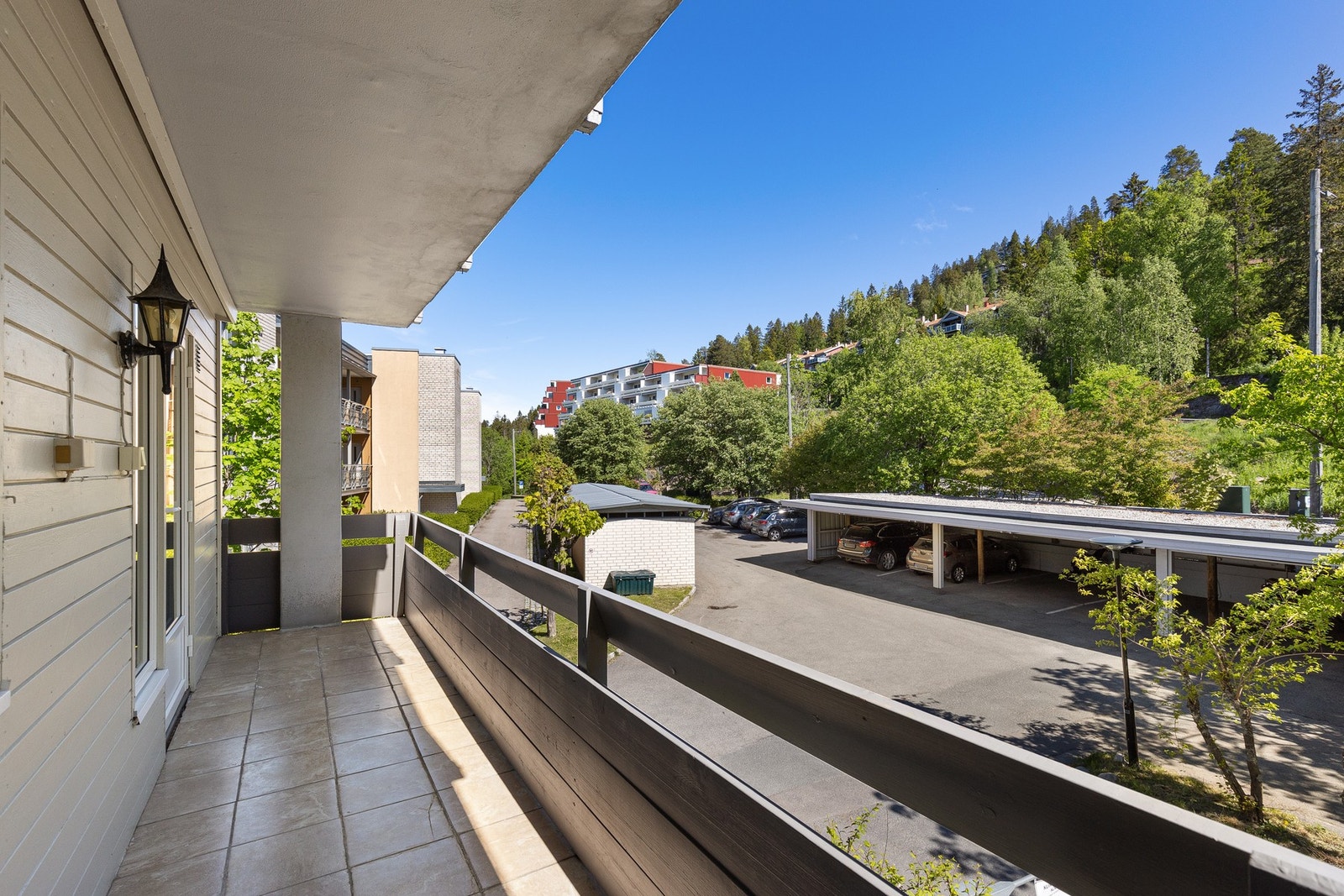Med utgang fra soverom ligger en nordøstvendt overbygget balkong på rundt 8 m2 Galleribilde