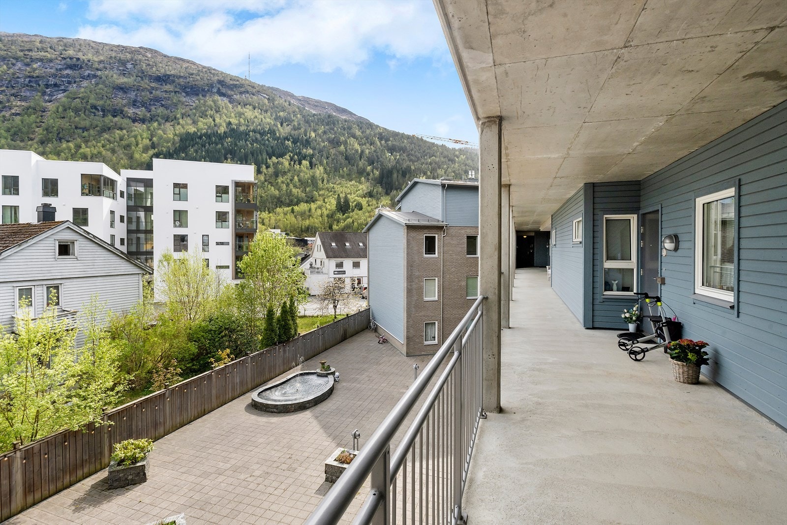 Leiligheten har tilkomst fra takoverbygget svalgang. Heis i bygget! Galleribilde