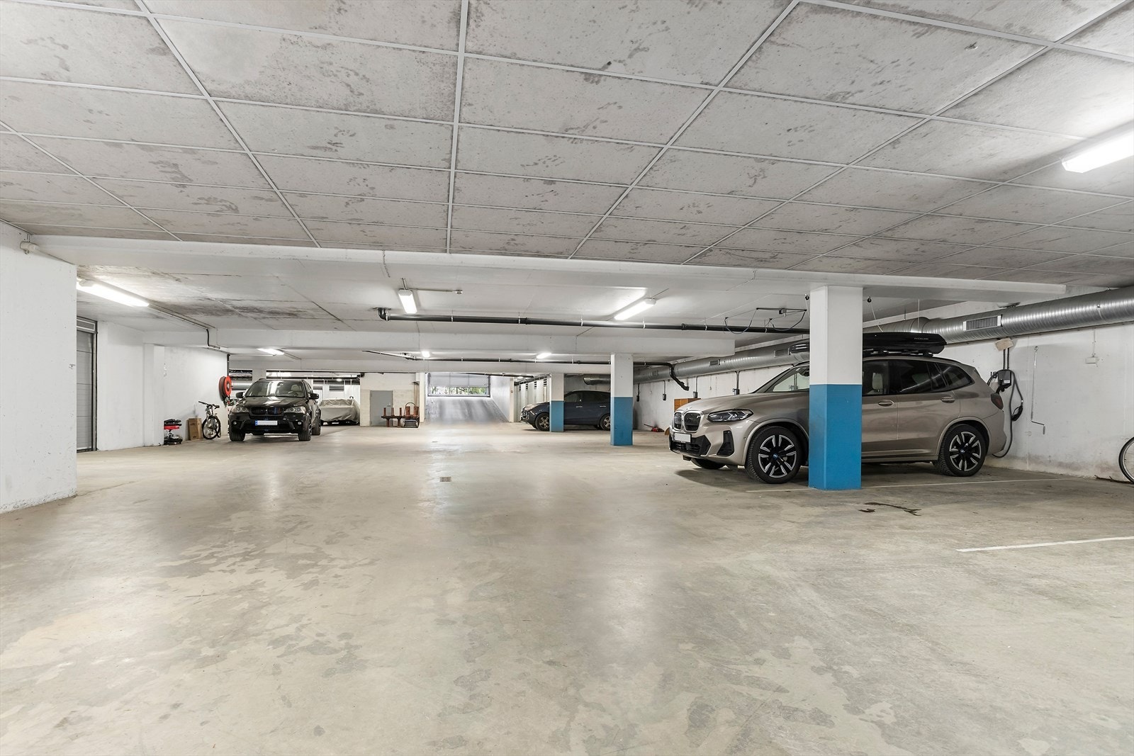 Med leiligheten følger det en plass i lukket garasjeanlegg, samt en sportsbod på 5 kvm. Galleribilde