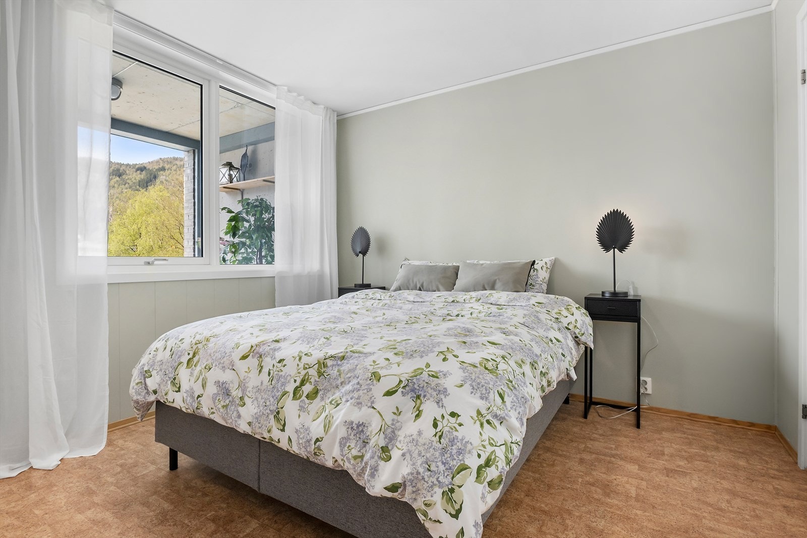 Leiligheten har 2 soverom. Hovedsoverommet ligger i tilknytning til boden. Galleribilde