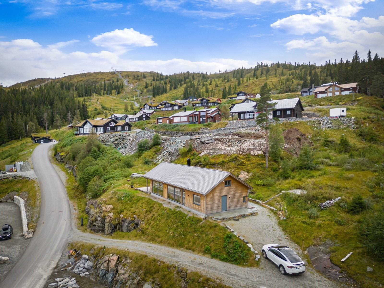Romslig og pent opparabeidet tomt på over 1,3 mål. Galleribilde