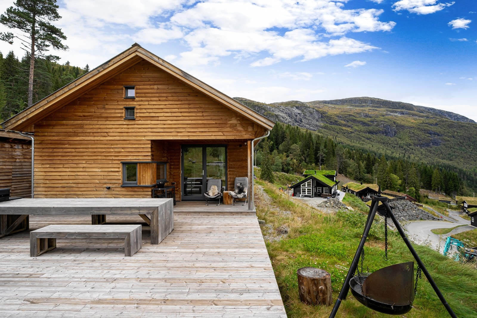 Det er enkel tilkomst og god plass til parkering på egen tomt. Galleribilde