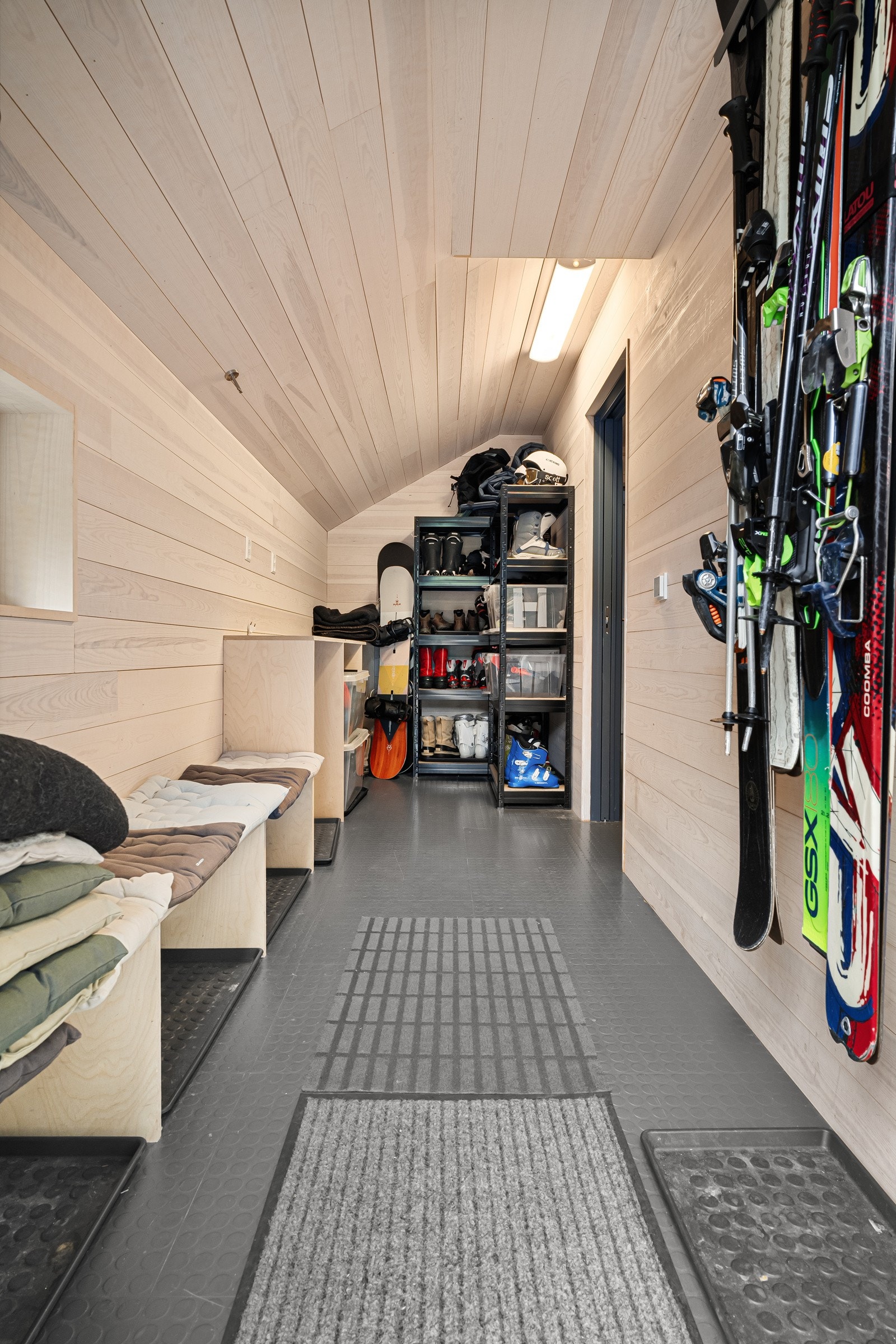 Innvendig sportsbod med egen inngang. Galleribilde