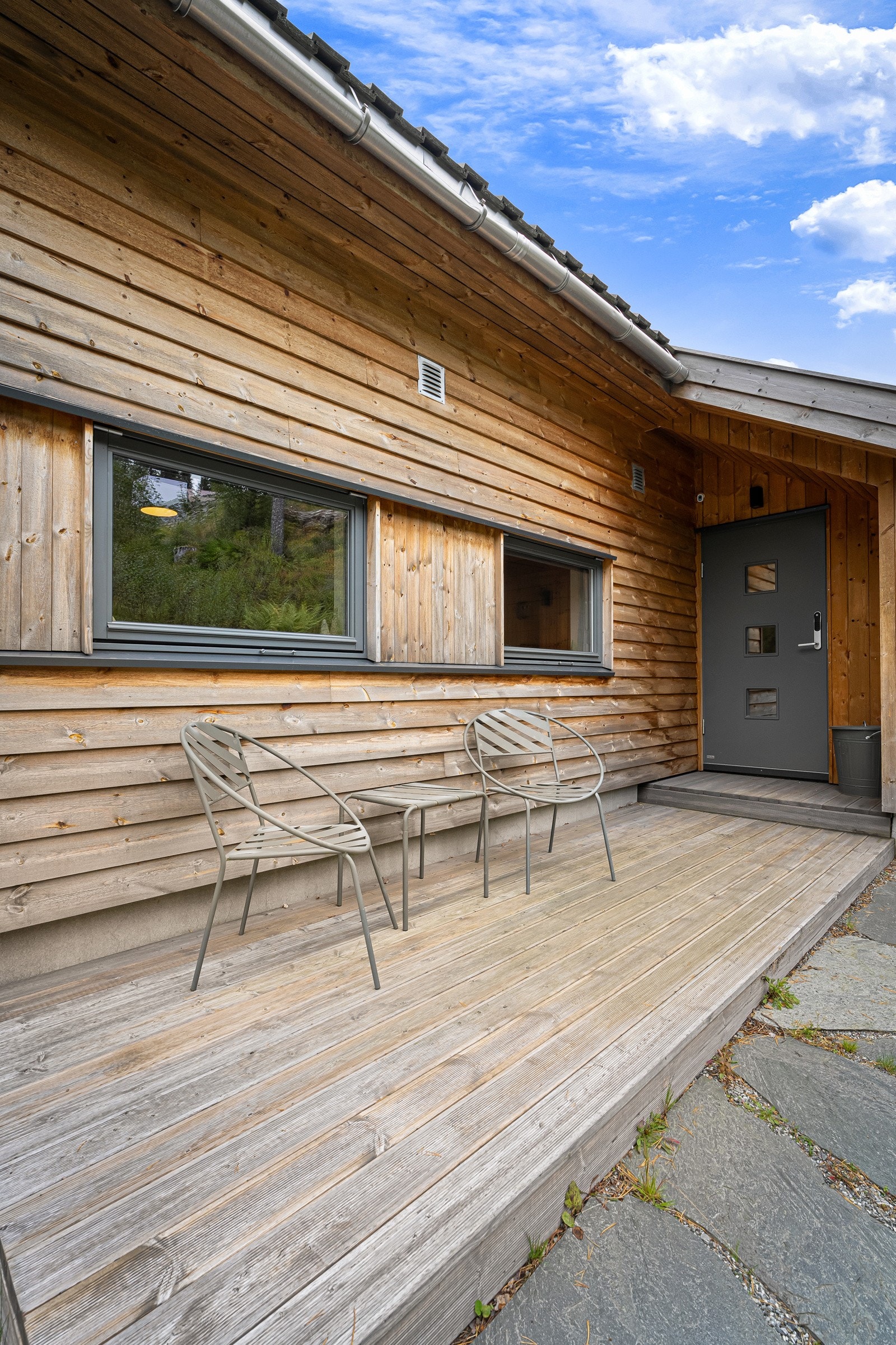 Stilrent og elegant, med naturlige materialer som betong og tre. Galleribilde