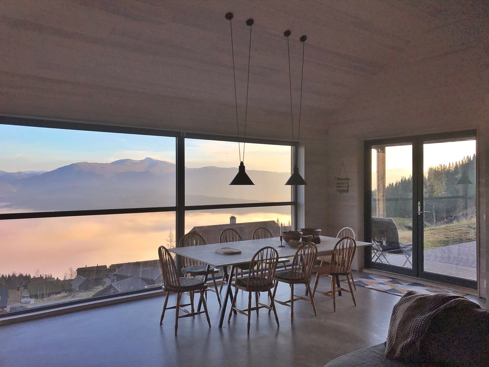 Nydelig designhytte med tilbaketrukken og rolig beliggenhet i øvre del av Tråstølen. Galleribilde
