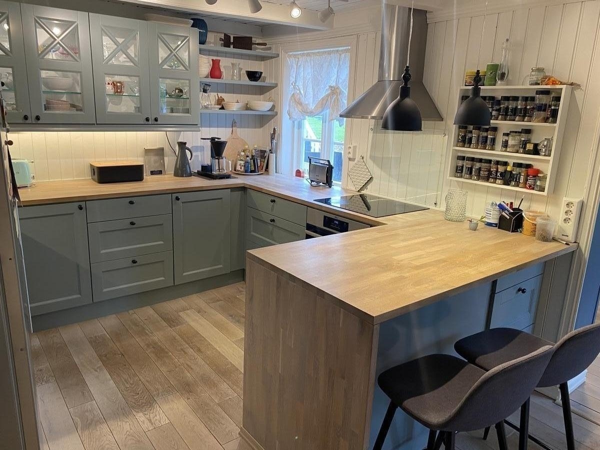 Kjøkken med innebygde hvitevarer, frittstående kjøleskap Galleribilde