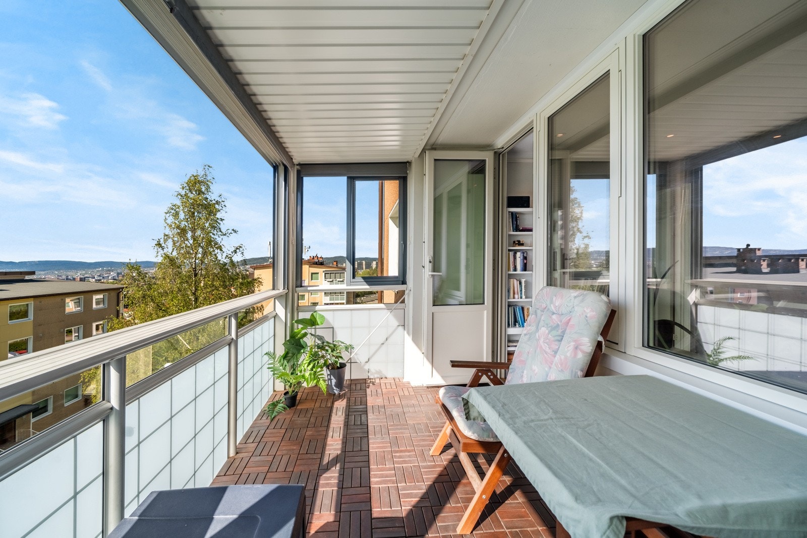 På varme sommerdager blir det naturlig å åpne glassdøren, så blir hele stuen forlenget med en herlig innglasset balkong på 9m². Galleribilde