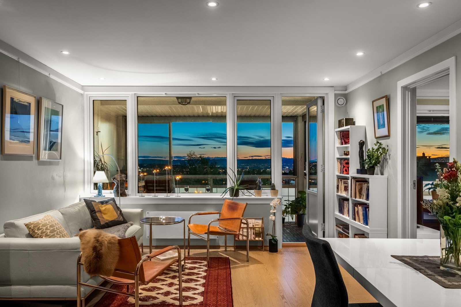 God planløsning, store vindusflater og fine lysinnslipp. Galleribilde