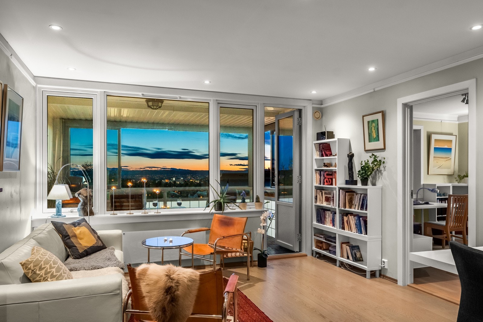 Vindusflatene og balkongdøren er fra 2020, og slipper inn rikelig med naturlig lys. Galleribilde