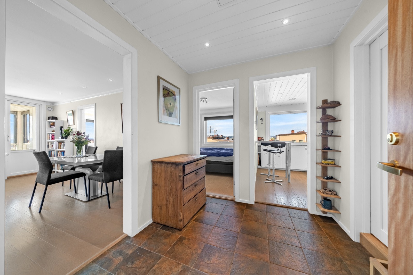 Innbydende entré som gir et godt førsteinntrykk av leiligheten. Gulvet er belagt med fliser. Galleribilde