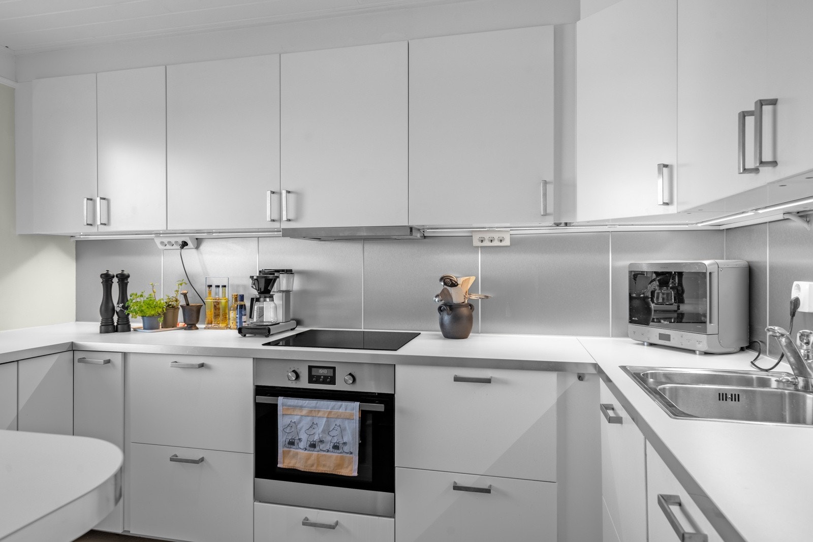 Kjøkkeninnredningen er fra 2014 med gode løsninger og godt med benke- og skapplass. Galleribilde