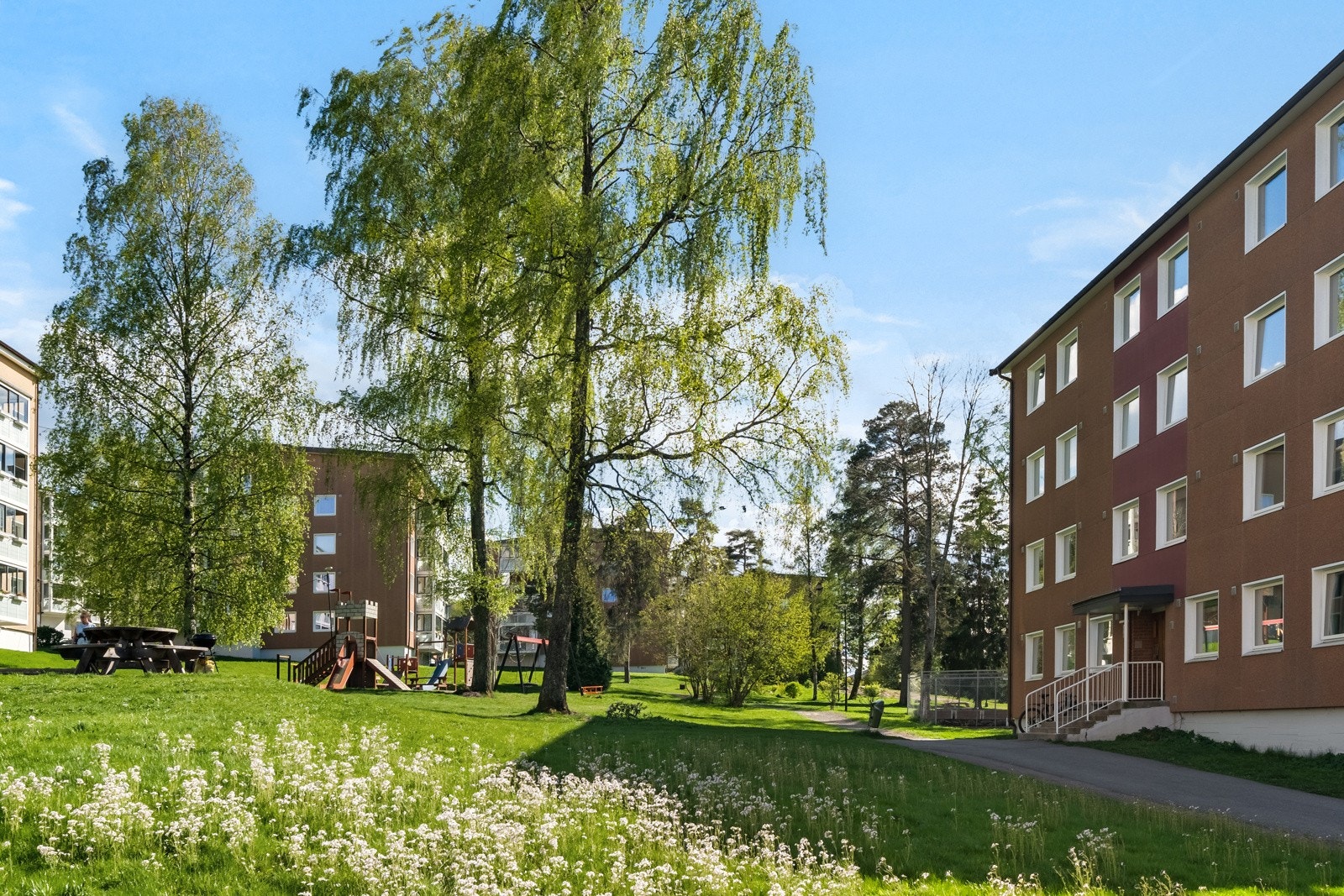 Veldrevet og hyggelig borettslag med 344 leiligheter. Det er felleområder med lekeplass og frodig plenareal. Galleribilde