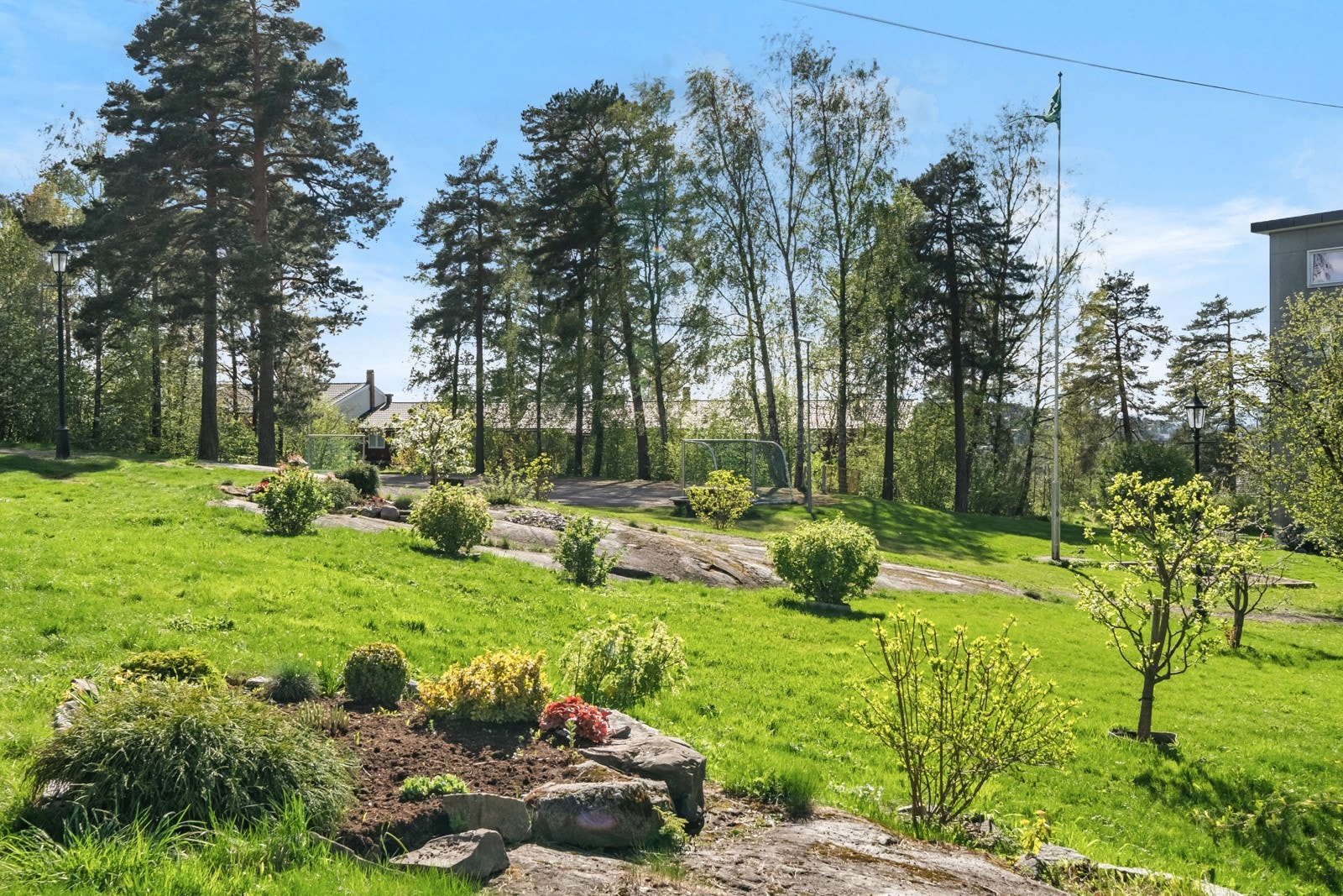 Leiligheten har en tilbaketrukket og rolig beliggenhet i enveiskjørt gate. Galleribilde
