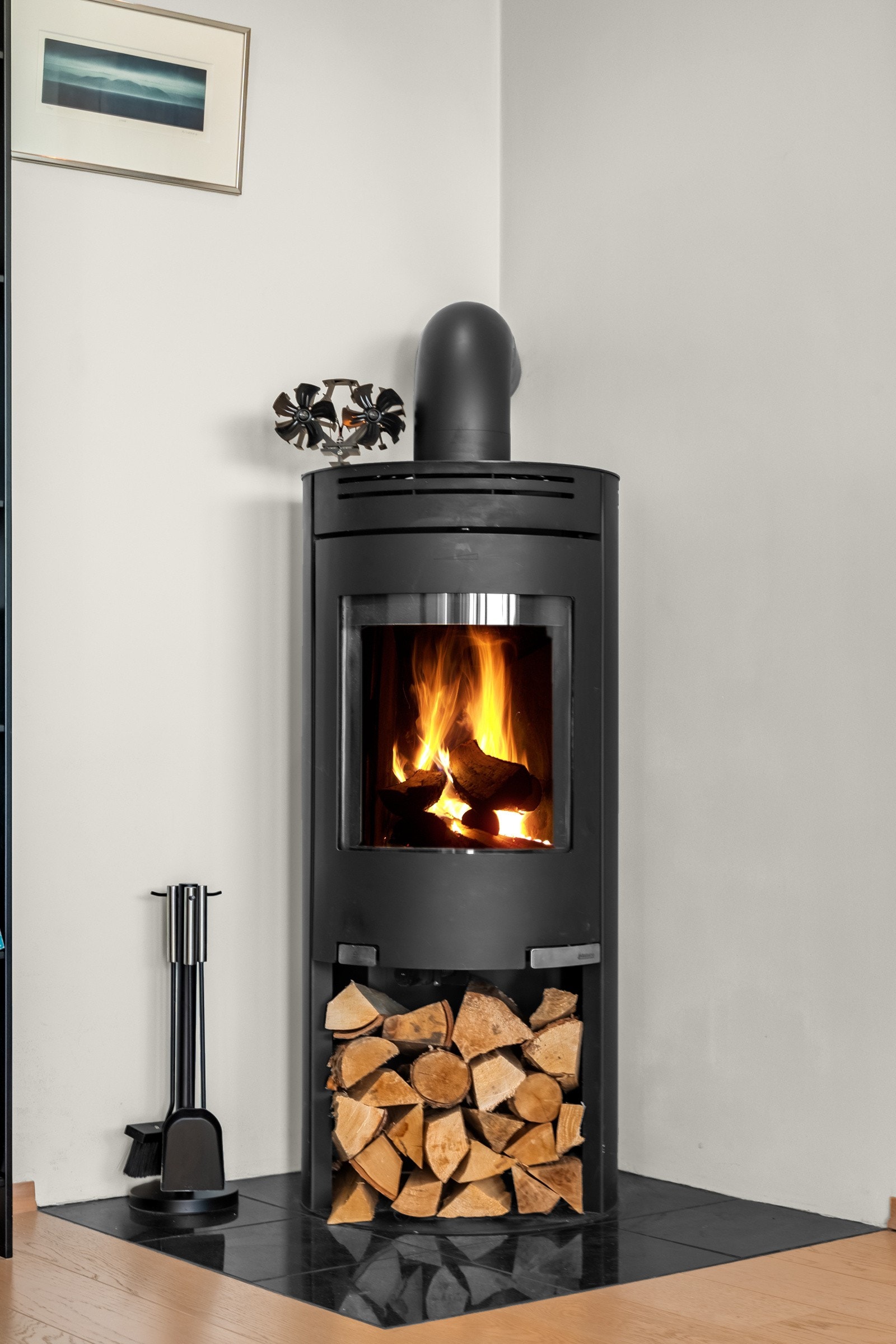 I rommet er det en peisovn som gir god varme for hele leiligheten. Galleribilde