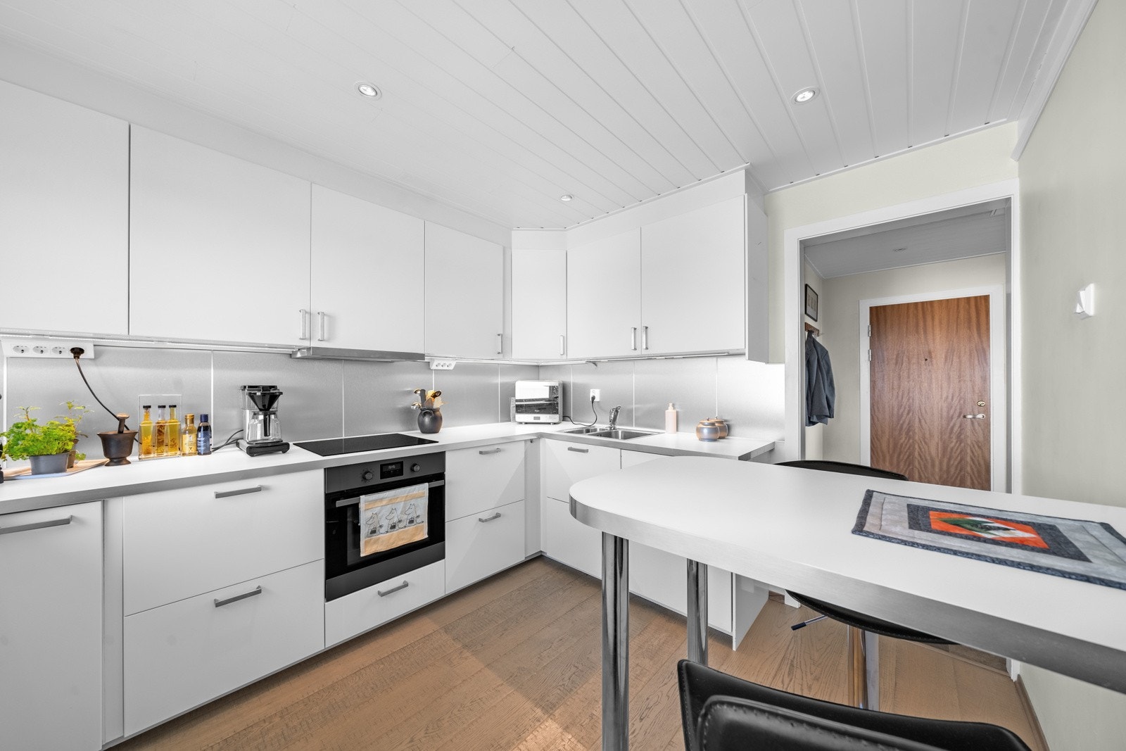 Integrerte hvitevarer bestående av to kjøleskap, fryser, oppvaskmaskin, stekeovn og nedfelt platetopp som medfølger handelen. Galleribilde