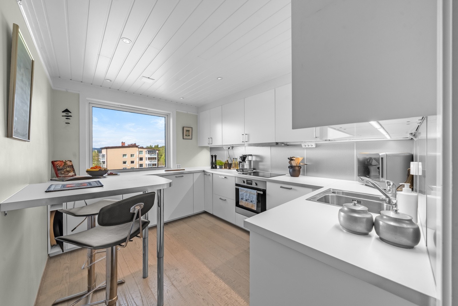 Leiligheten har et pent kjøkken i eget rom. Galleribilde