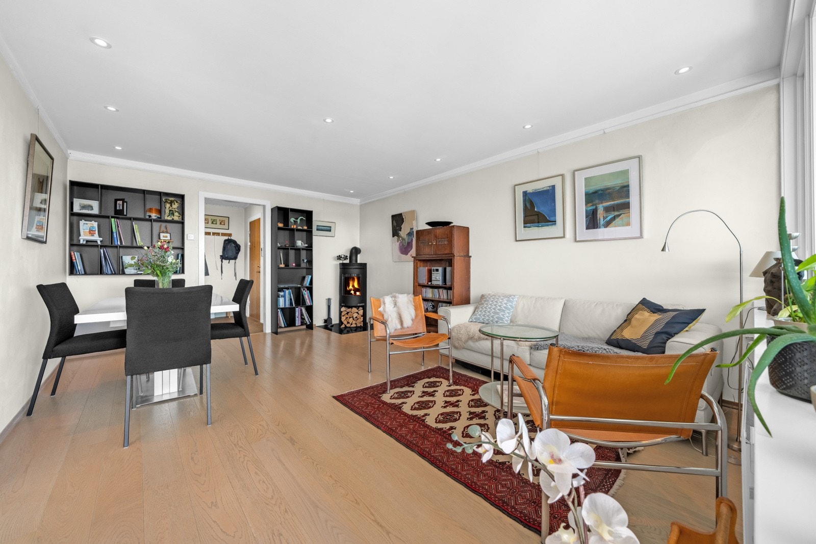 Det er plass til sofagruppe med tilhørende møblement, tv-seksjon og spisebord. Galleribilde