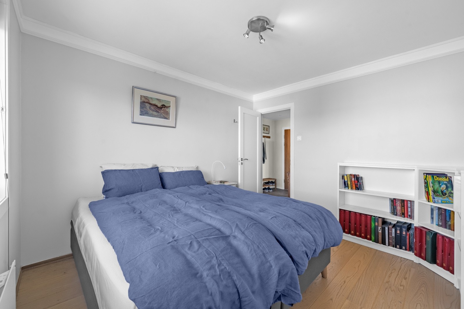 Hyggelig hovedsoverom med god plass til dobbeltseng og nattbord. Galleribilde