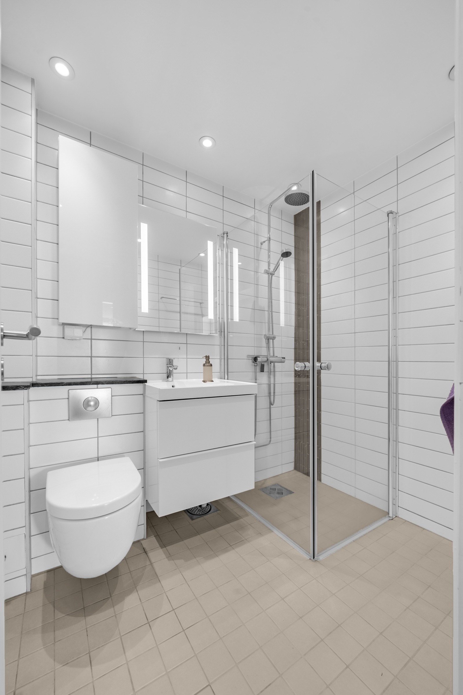 Det er behagelig gulvvarme og nedsenket himling med downlights. Galleribilde