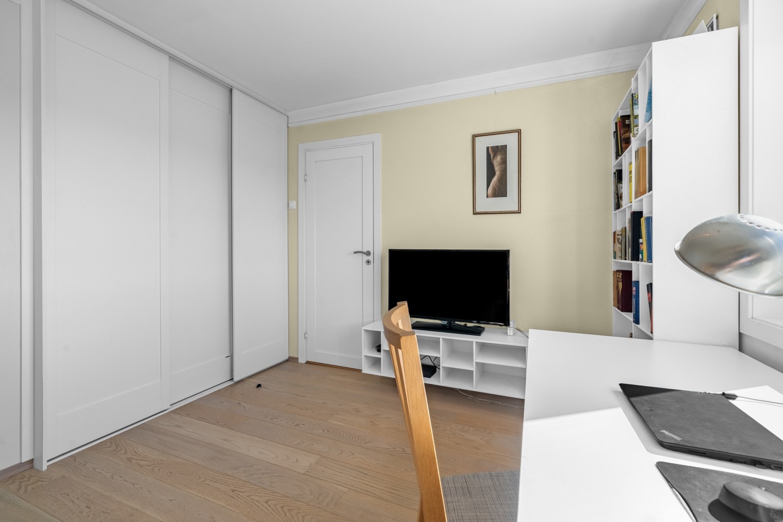 Begge rommene er innredet med skyvedørsgarderobe. Galleribilde