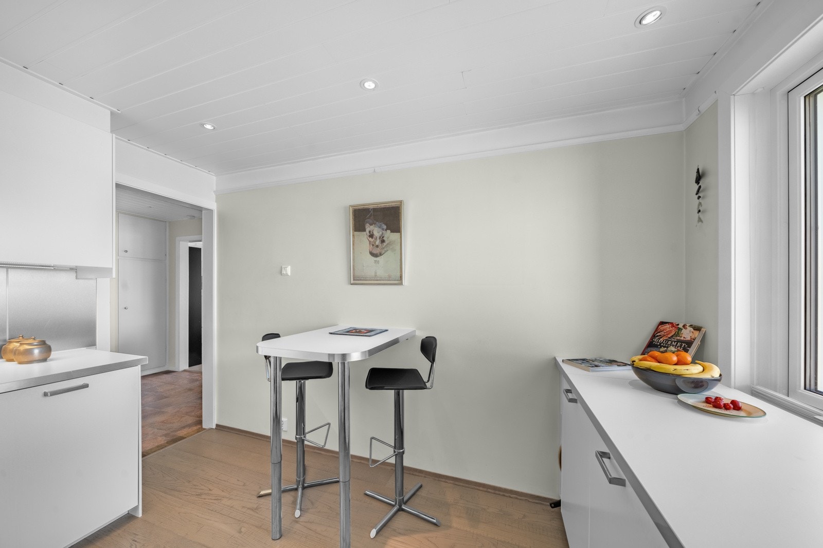 Det er lyse fronter, benkeplater av laminat, nedsenket oppvaskkum med ett.greps armatur, i tillegg til benkeskapsbelysning og stikkontakter under overskap. Galleribilde