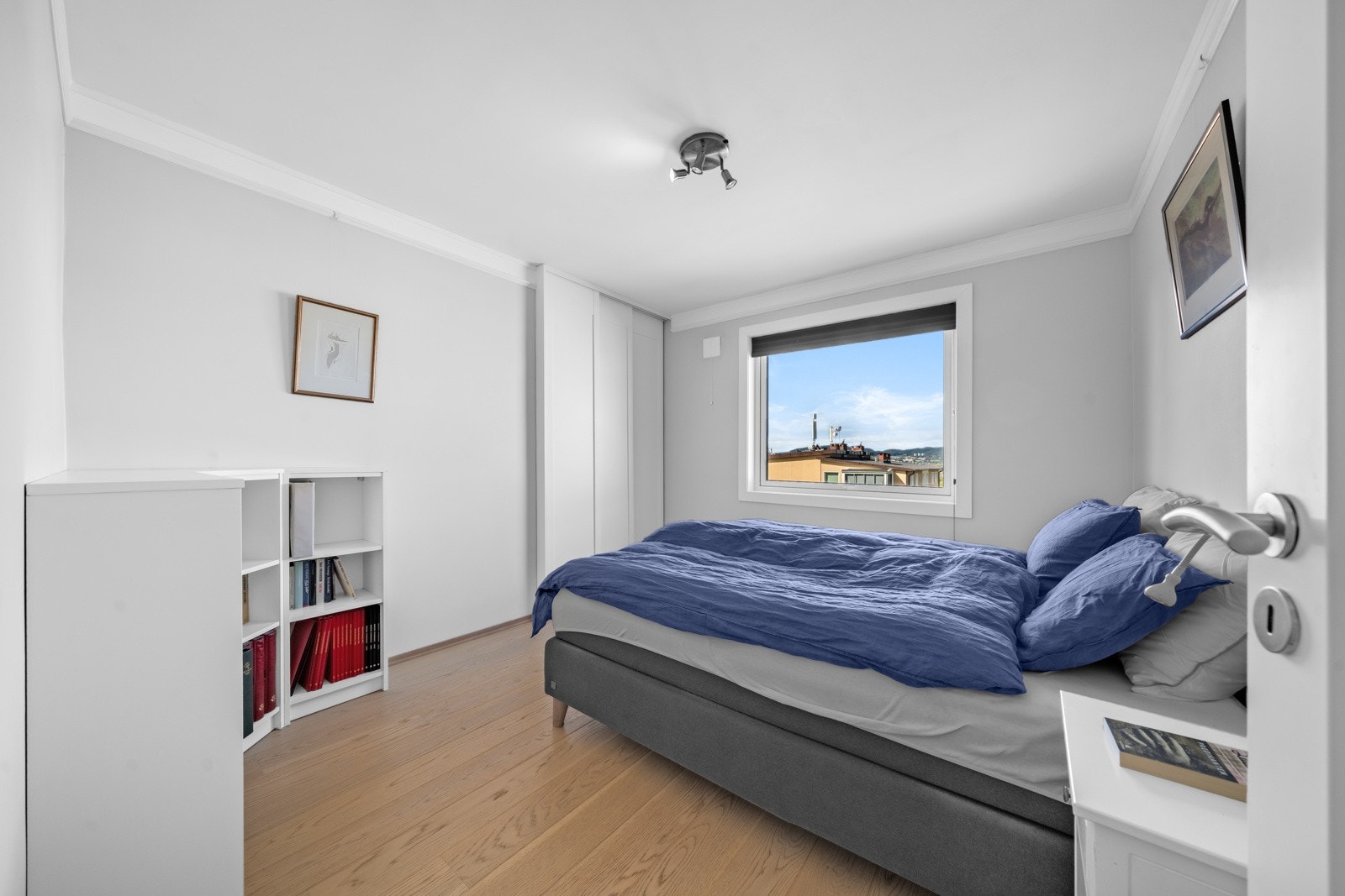 Leiligheten har to gode soverom. Store vinduer gir rommene godt med naturlig lys og gode muligheter for lufting. Galleribilde