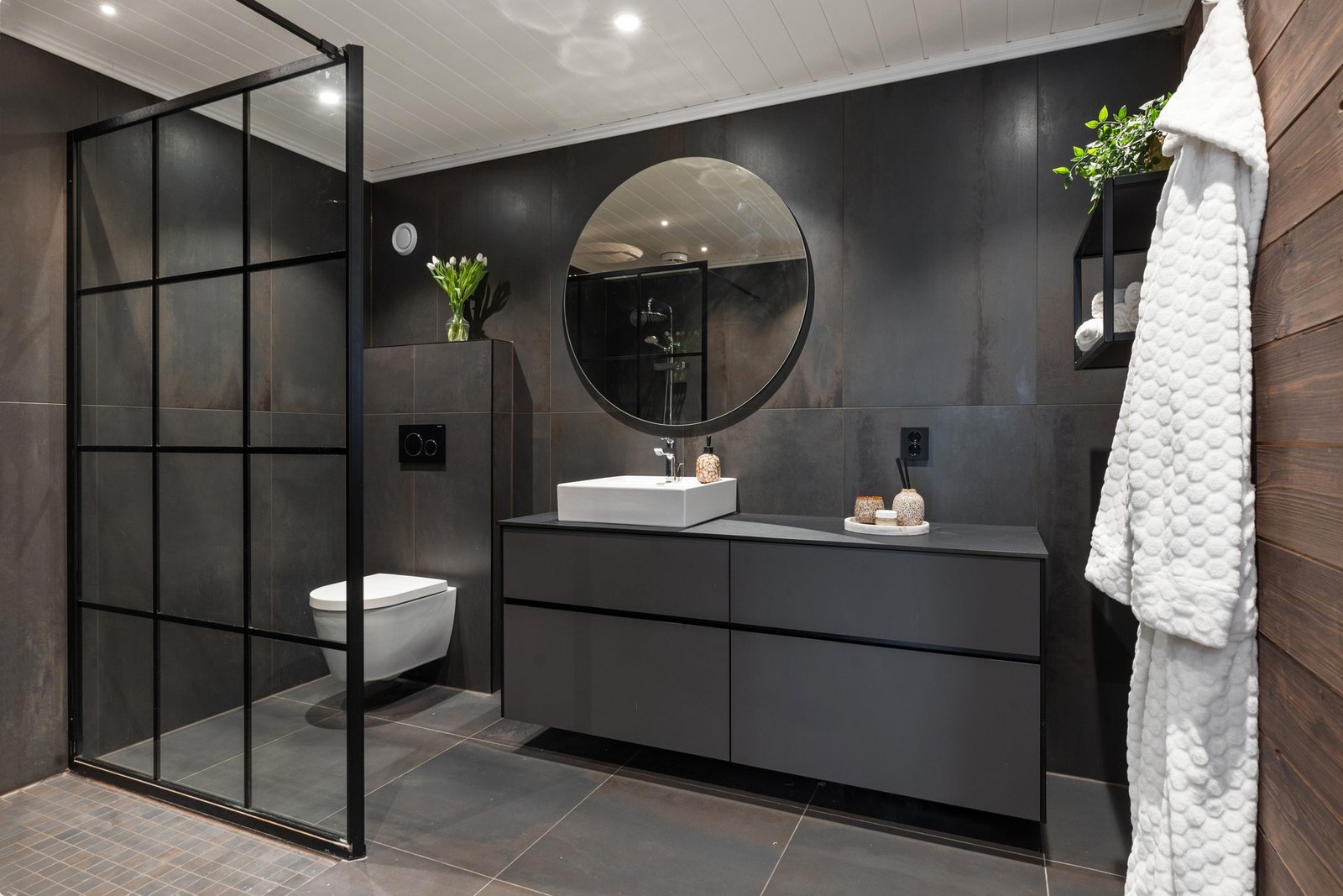 Badet i underetasjen ble pusset opp i 2018 med moderne materialvalg, fliser og behagelige varmekabler. Galleribilde