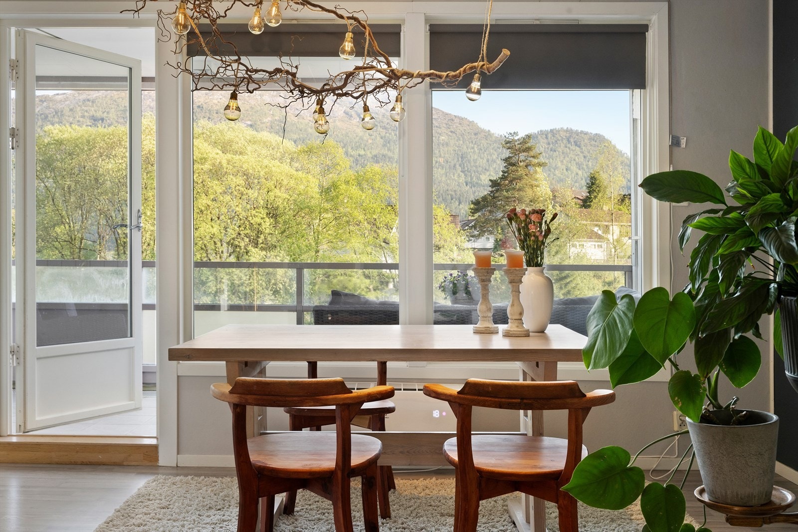 Fra stue/kjøkken er det utgang til sørvendt terrasse. Galleribilde