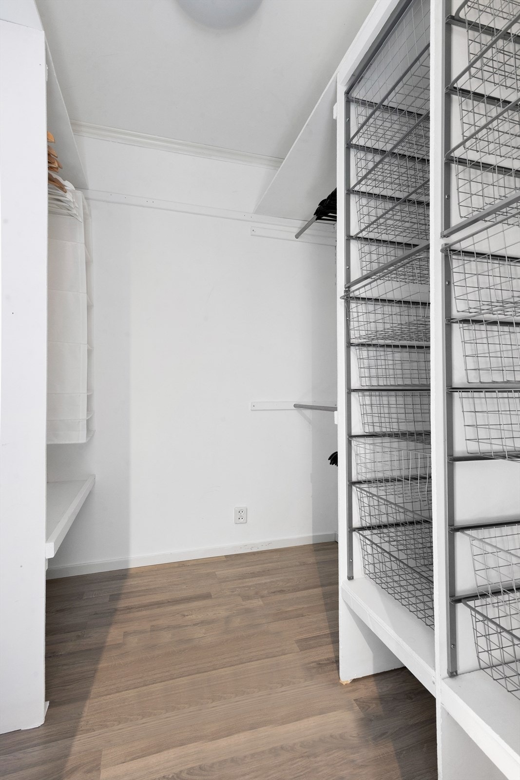 Bod/garderobe ved hovedsoverommet. Galleribilde