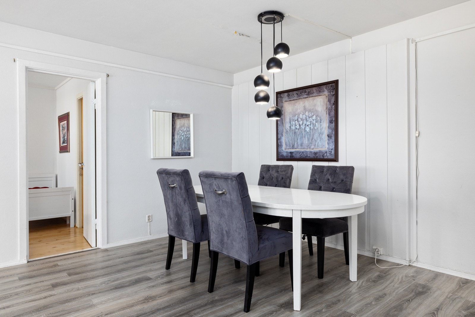 Den åpne planløsningen gir god plass til både sofagruppe og en større spisegruppe Galleribilde