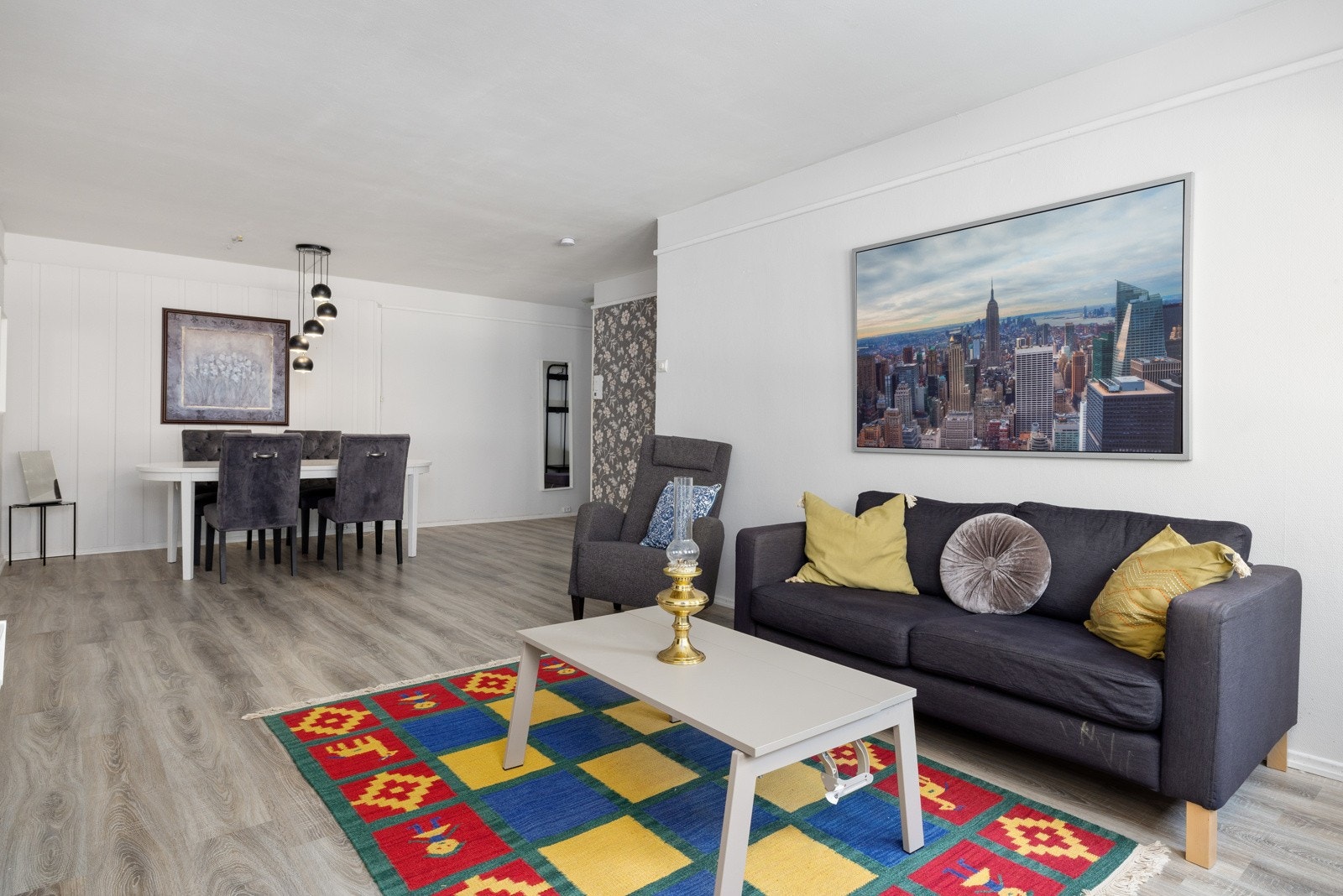 Rommet fremstår lyst og luftig, takket være et rikelig lysinnslipp fra vinduene. Galleribilde