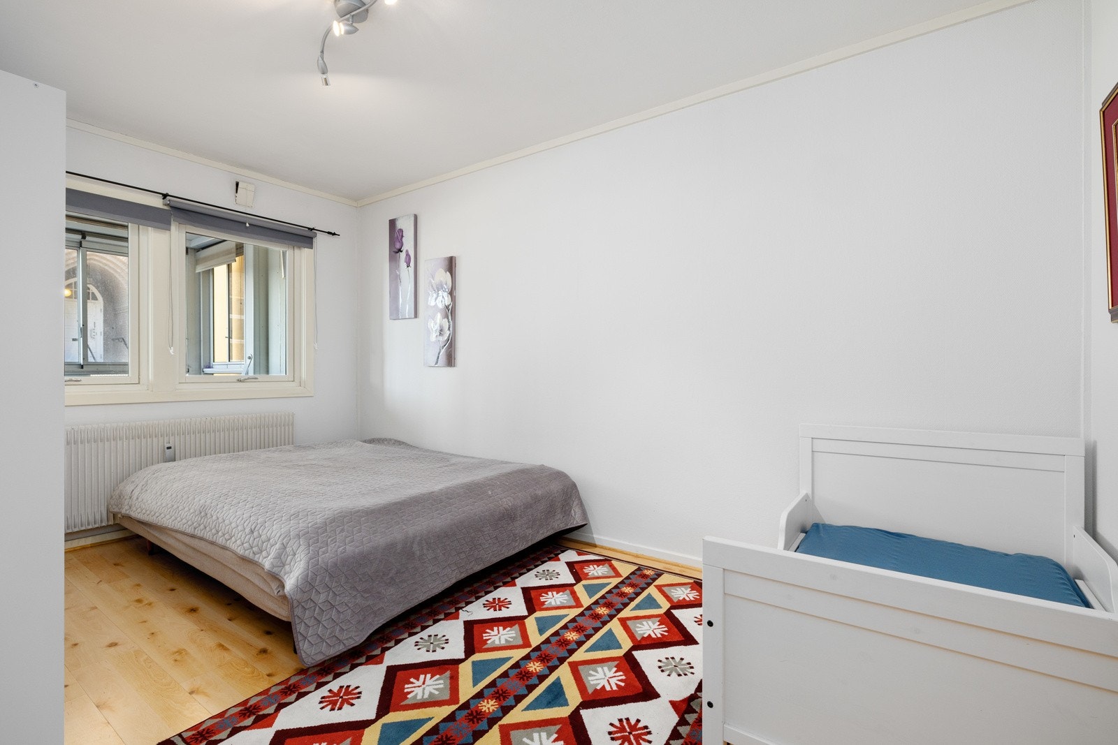 Soverommet i boligen er romslig og gir god plass til dobbeltseng, nattbord, kommode, garderobeskap og annet ønsket møblement Galleribilde