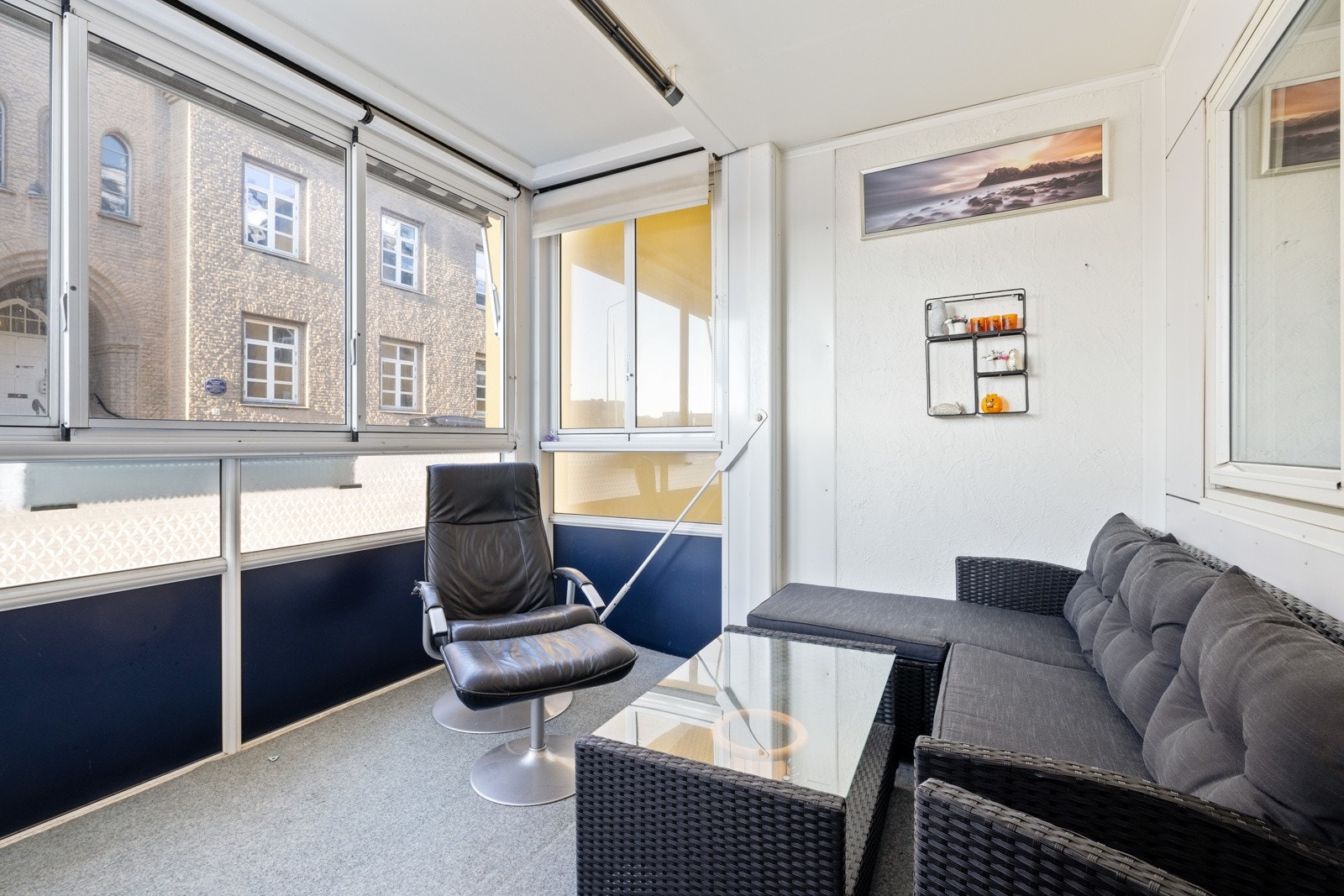 Fra stuen har du adkomst til boligens innglassede balkong på ca.9 kvm. Galleribilde