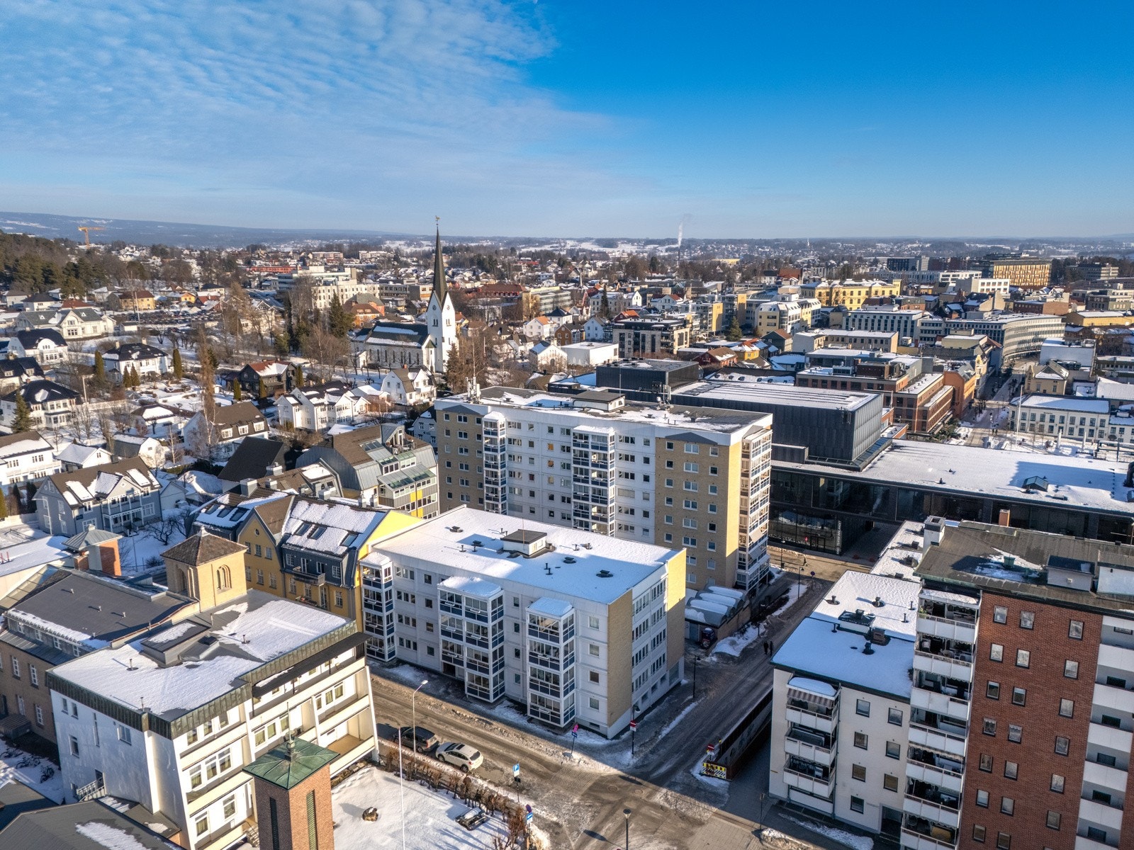 I Hamar sentrum kan en benytte seg av diverse offentlige tjenester, kjøpesentre, strand, restauranter, kafeer, dagligvarebutikker o.l.. Galleribilde