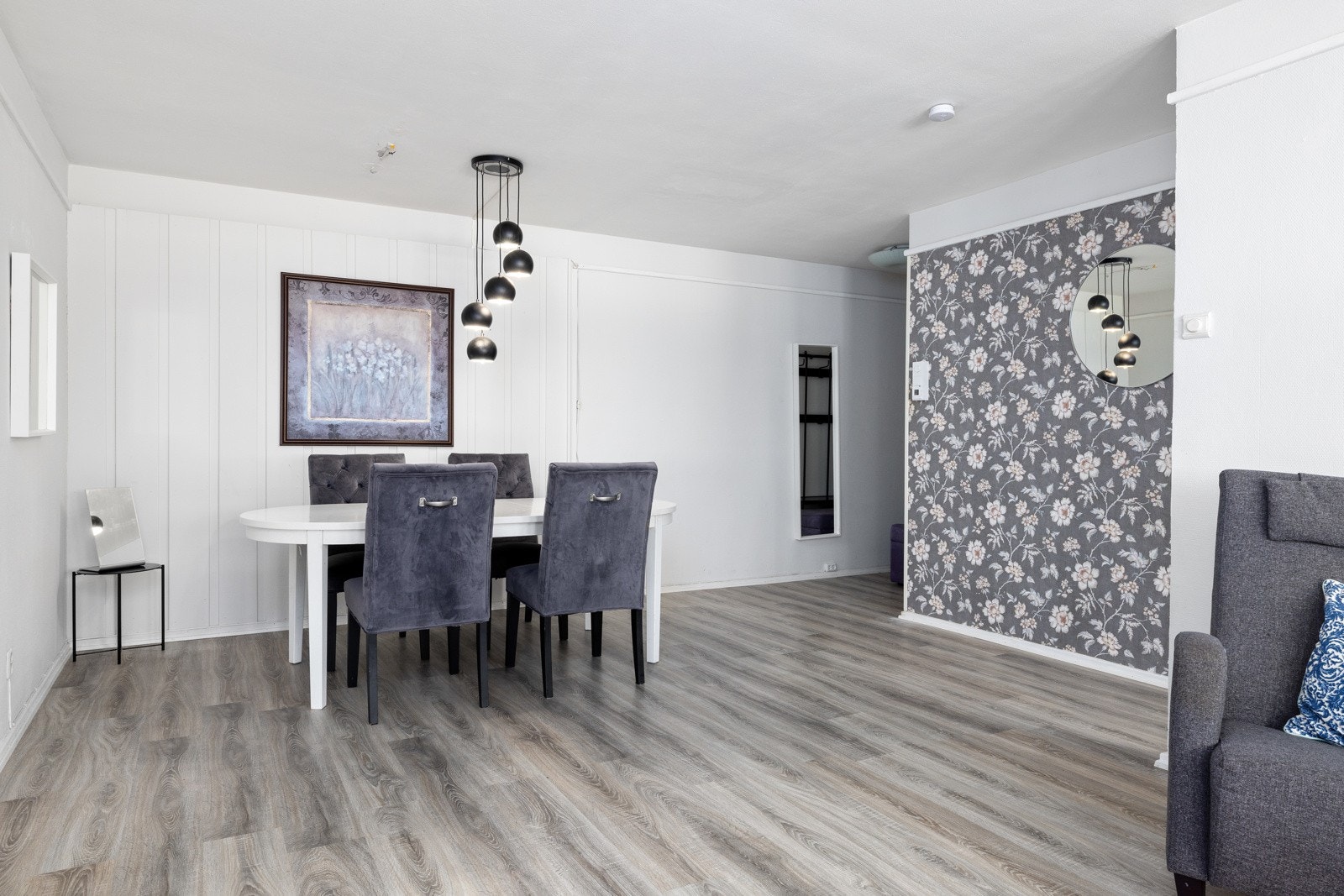 Stuen har nyere laminat på gulv, lysmalte vegger og en dekorativ tapetvegg. Galleribilde