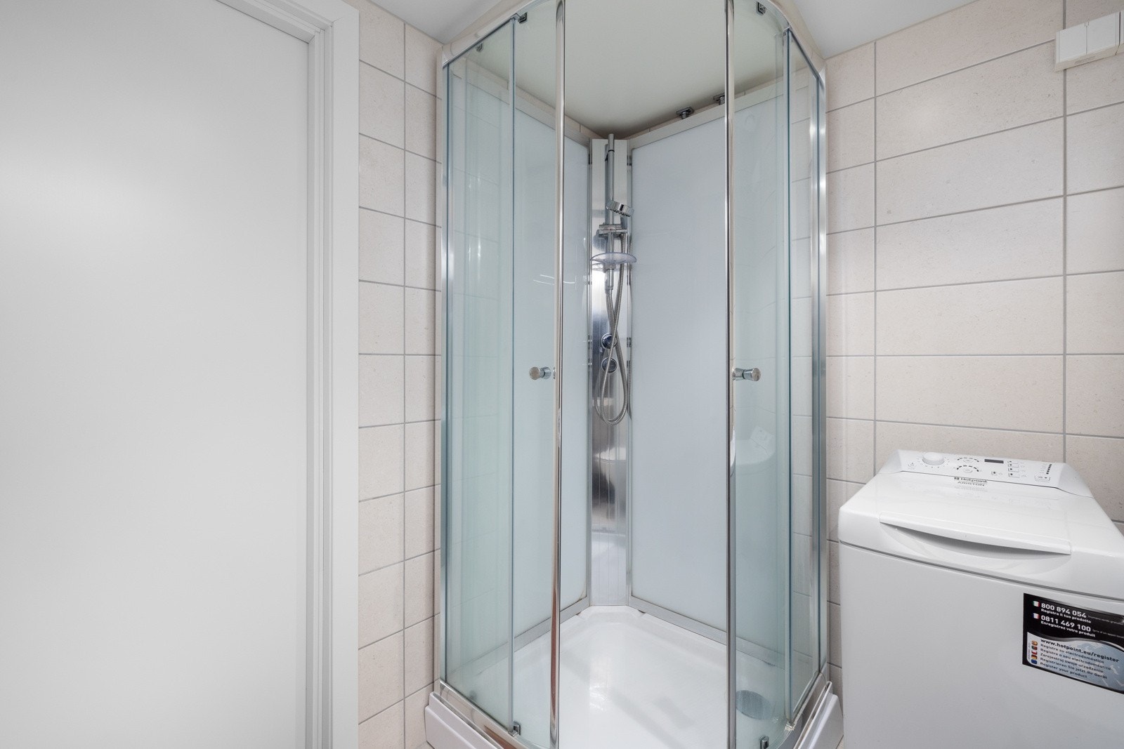 Under renoveringen ble det blant annet installert en ny dør og taket ble malt. Galleribilde