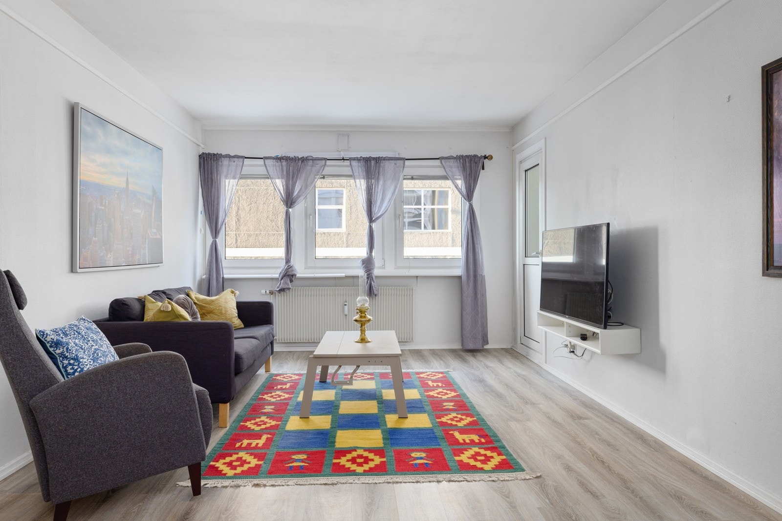 Det er god plass for møblering av sofa, sofabord, tv, tv-bord og øvrig møblement etter ønske. Galleribilde