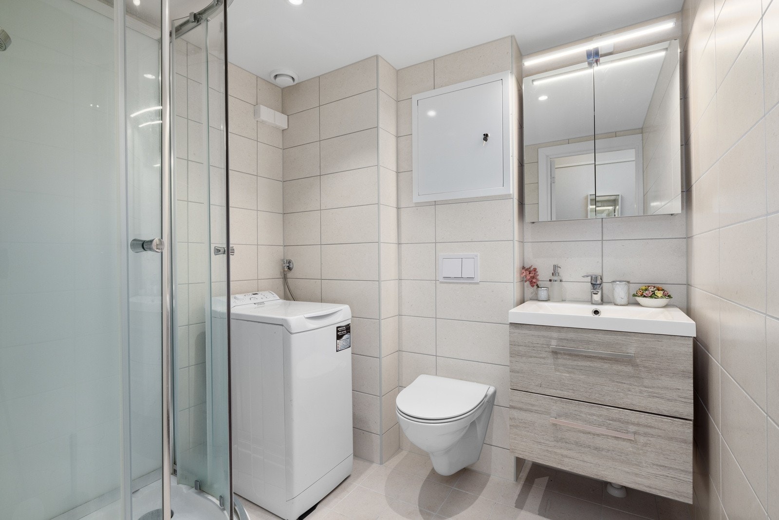 Dette lyse og tidløse badet ble pusset opp i 2024 og har fliser på vegger og gulv, samt behagelig gulvvarme. Galleribilde