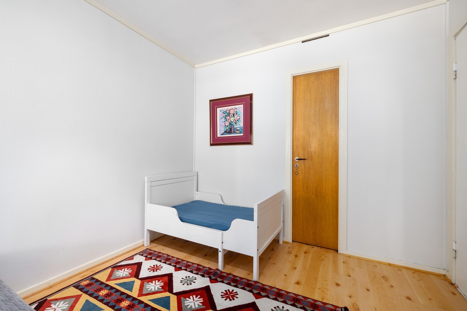 Fra soverommet er det direkte adgang til en walk-in garderobe på ca. 6 kvm, som også kan brukes som bod etter behov. Galleribilde