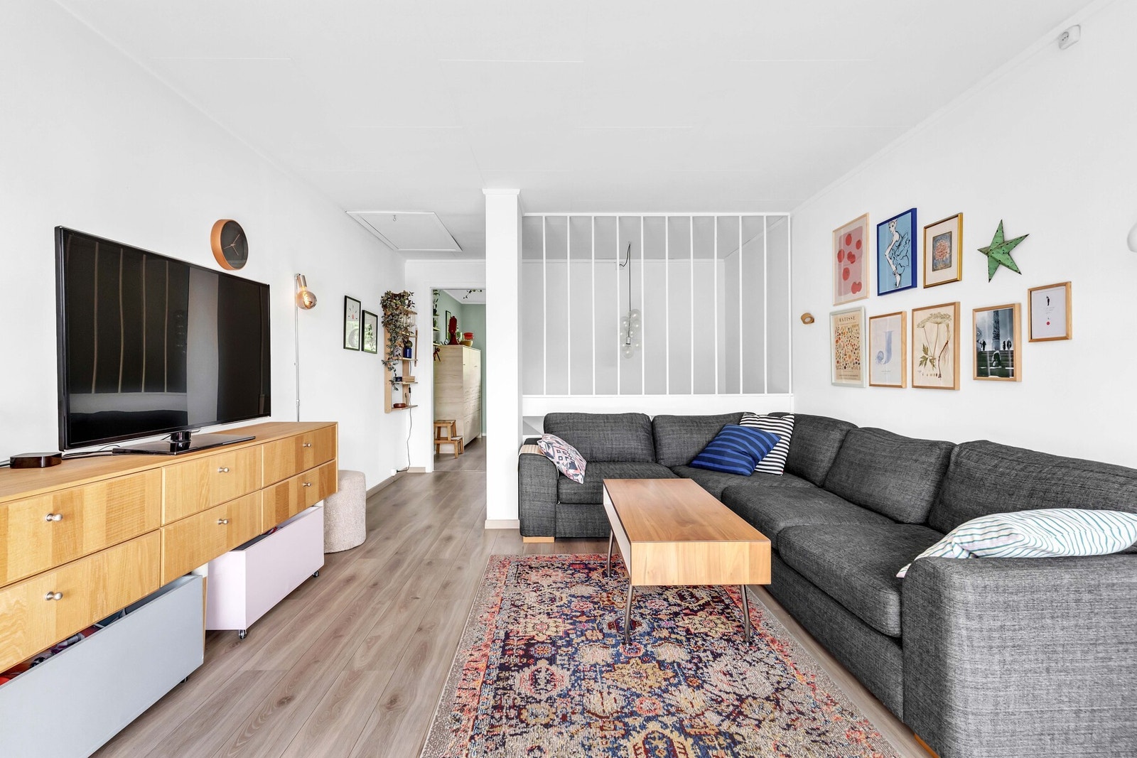 Stuen har god plass til en stor sofagruppe hvor man kan invitere venner og familie til filmkvelder. Galleribilde