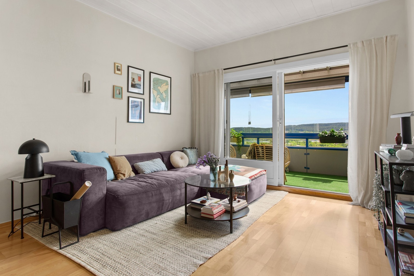 Fra stuen er det utgang til innglasset balkong som forlenger oppholdsarealet. Galleribilde