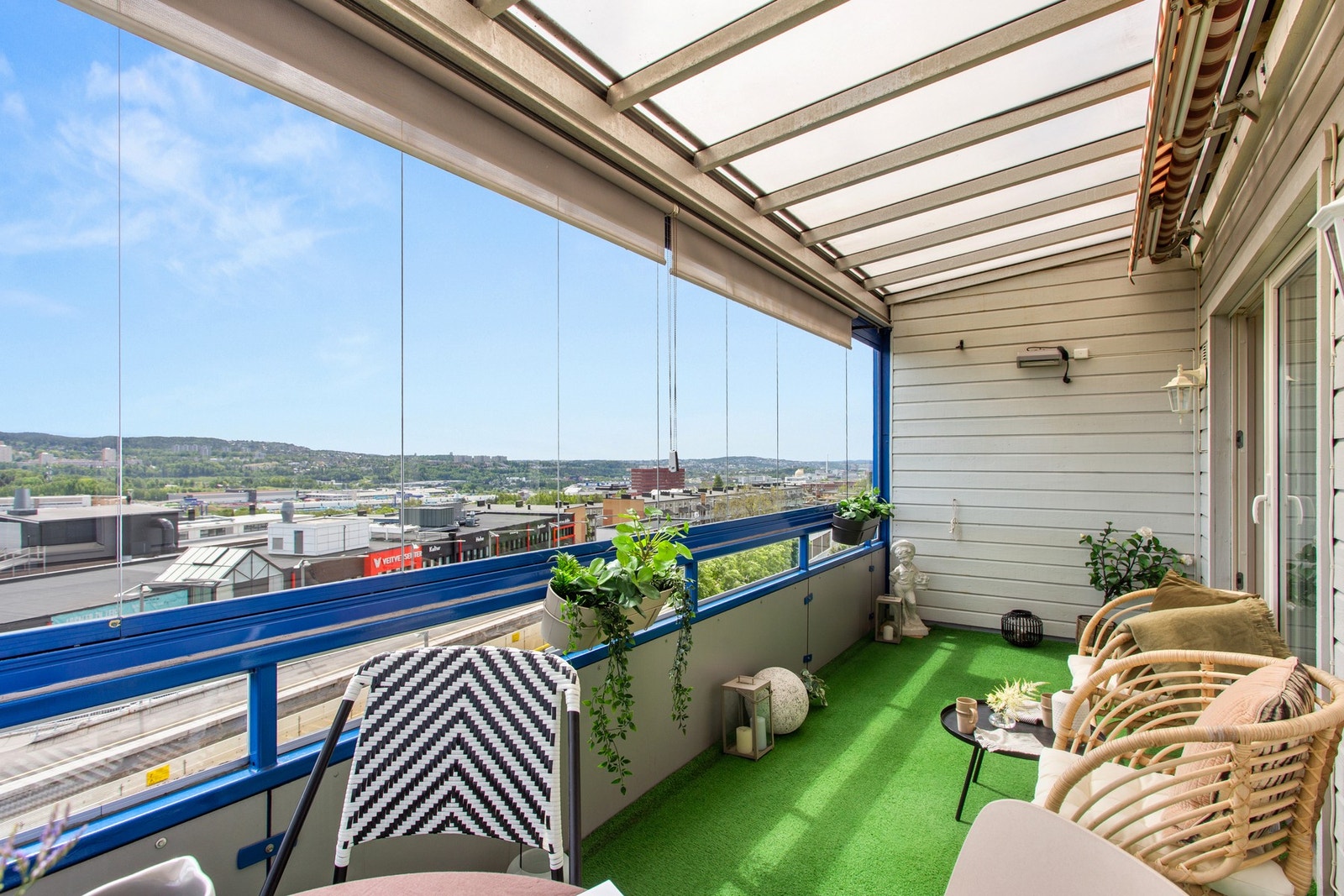 Den innglassede balkongen er på hele 13 kvm og fungerer som et ekstra rom store deler av året. Galleribilde