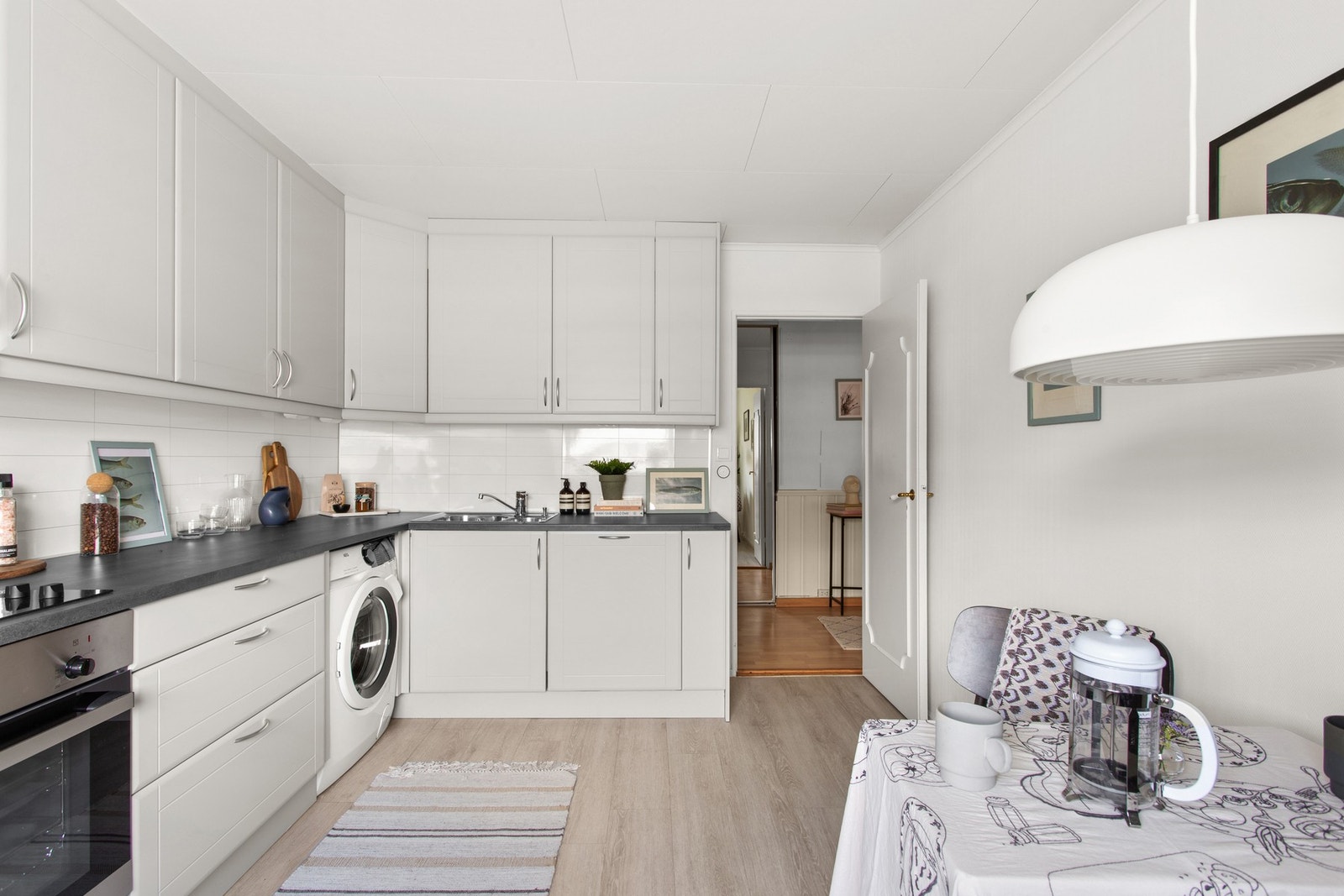 Som separat kjøkken får du ro fra stuen og ekstra benke- og skapplass. Galleribilde