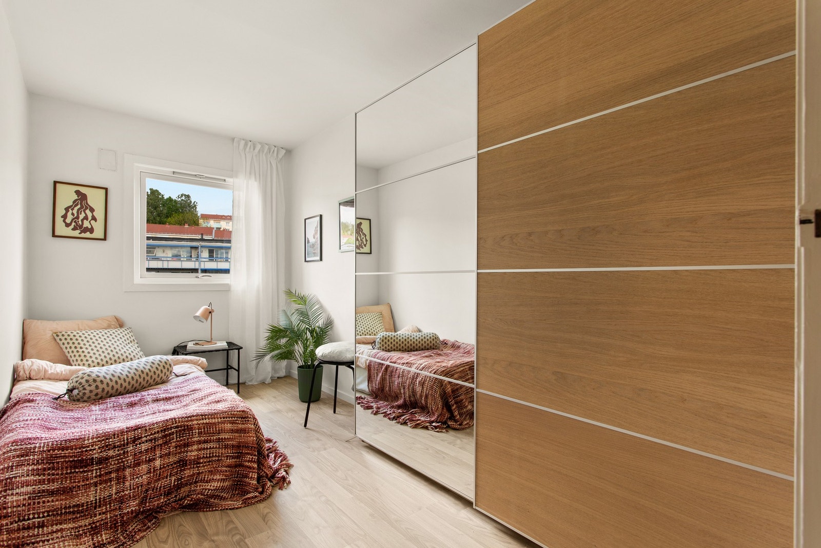 Soverom 2 ligger i tilknytning til gangen og har god plass til soveromsmøblement. Galleribilde