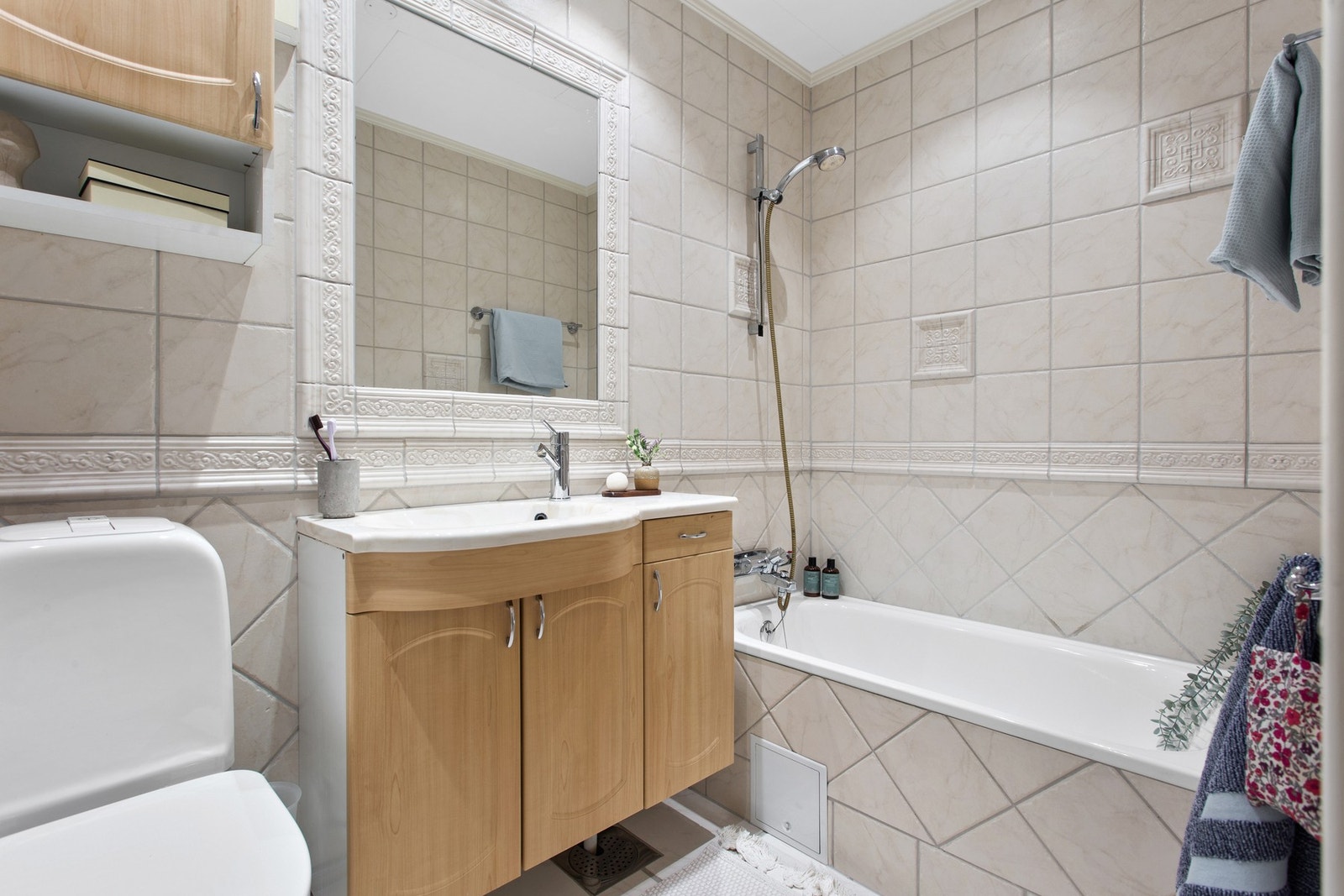 Praktisk og sjarmerende bad! Badet inneholder innmurt badekar, wc, servantskap, speil på vegg og belysning med spotter. Galleribilde