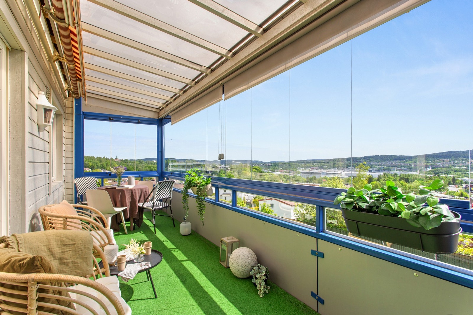 Her bor du rett ved kollektivtransport, skoler, barnehager og grønne friområder - perfekt for familier og de som ønsker en praktisk og komfortabel hverdag. Galleribilde