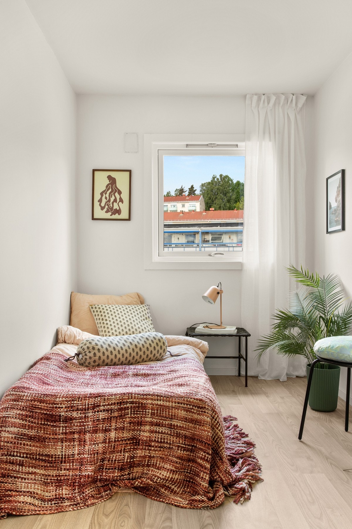 Begge rommene har nøytrale farger og fine lysforhold - perfekt for både store og små. Galleribilde