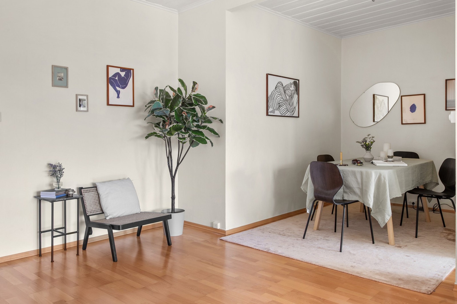 Her finner vi en dedikert spisestuesone som gjør det enkelt å samle familien til måltider. Galleribilde